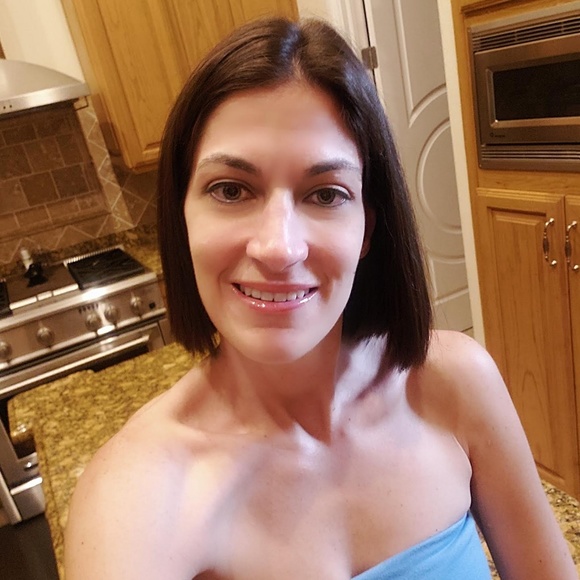 Meet your Posher, Lauren - Picture 2 of 2
